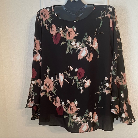 Vince Camuto Black Floral Windswept Bell Sleeve
Blouse Top - Size XL - Picture 1 of 8